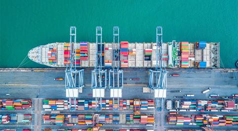 Containerschiff im Hafen