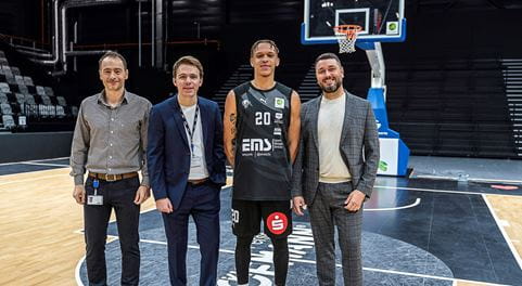 Vier Menschen auf einem Basketballfeld