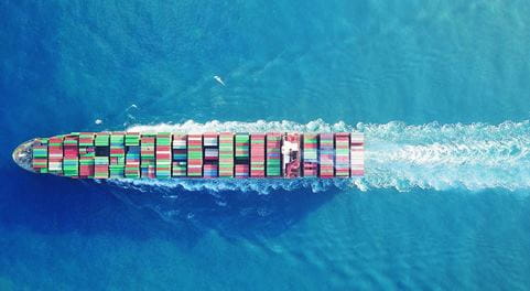 Containerschiff auf dem Meer