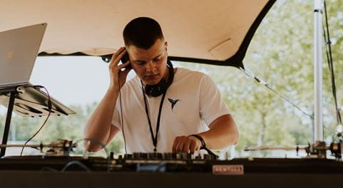 DJ am Mischpult