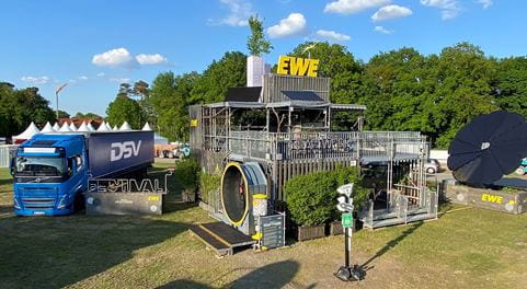 DSV Lkw steht neben Festivalstand