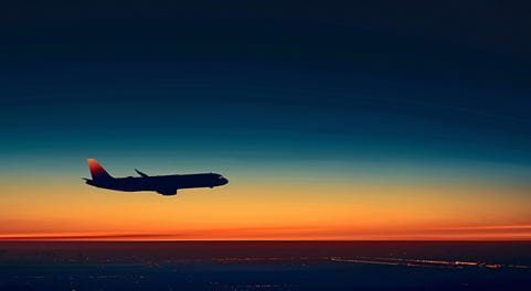Flugzeug in der Daemmerung