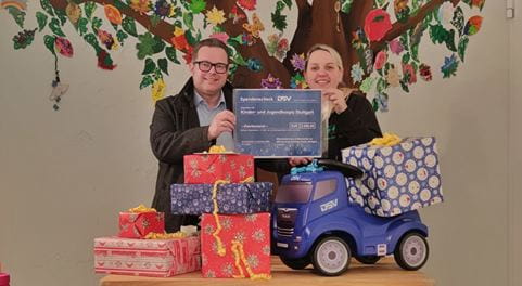 Zwei Menschen präsentierten Geschenke und einen Scheck