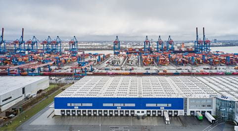 Lagerhalle mit Hamburger Hafen im Hintergrund