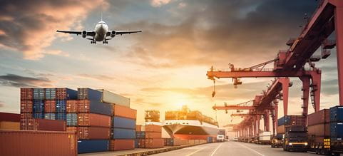 flyvemaskine over en containerhavn