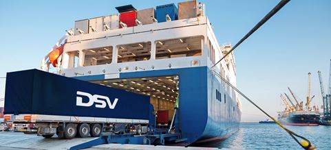 Containerskib der bliver læsset med DSV lastbil
