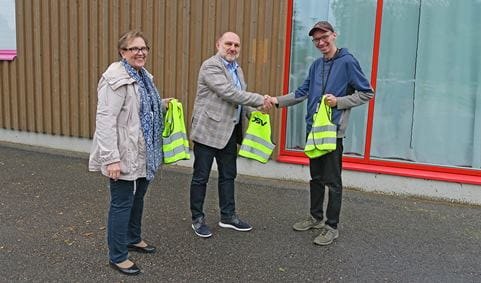 DSV:n lahjoittamien heijastinliivien luovutus Itä-Hakkilan päiväkodin varajohtajalle.
