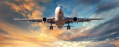 Avion dans les airs, coucher de soleil