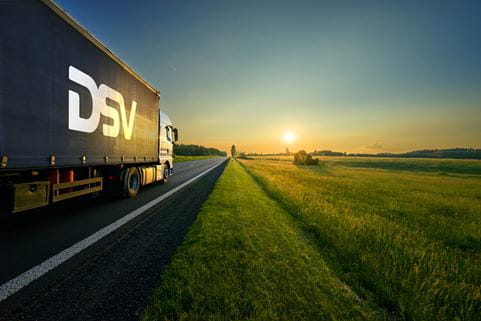 camion DSV roulant vers le soleil couchant