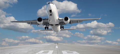 Avión con carga de clientes DSV despegando en el aeropuerto NLU.