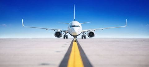 Avión de carga en pista de aeropuerto, listo para despegar | DSV