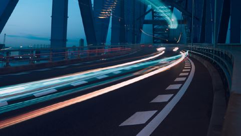 Carretera con luces de colores que muestran una ruta recorrida con velocidad
