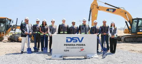 Personal de DSV durante el evento de "Primera Piedra" del nuevo almacén de DSV Solutions en Nuevo León.