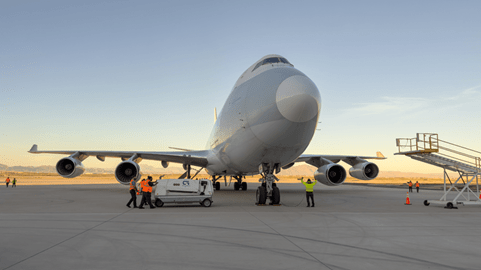 Air Charter de DSV estacionado en una pista para cargar mercancía, durante el atardecer