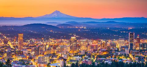 Ciudad de Portland, Oregon, durante un atardecer naranja
