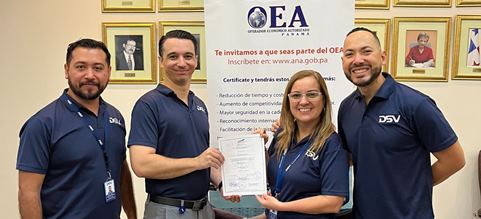 Integrantes de DSV Panamá sosteniendo certificado OEA