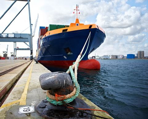 Seefracht DSV - Frachtschiff im Hafen