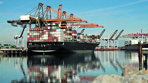 Seefracht DSV Frachtschiff im Hafen - Kräne
