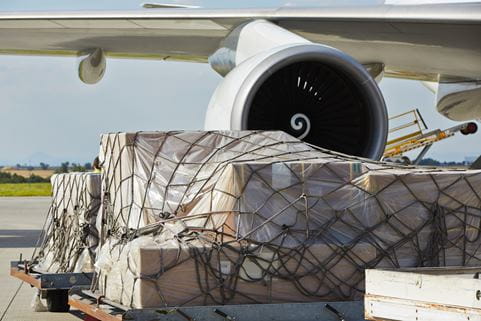 DSV Palette vor Flugzeug - Verladung Luftfracht