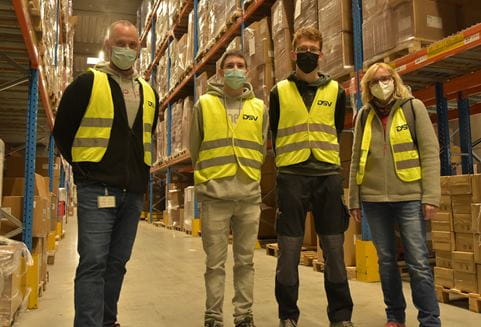 Logistik liefert Jobchancen - Ausbilder und Azubis in der Lagerhalle