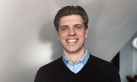 Niklas Kühne lächelt 