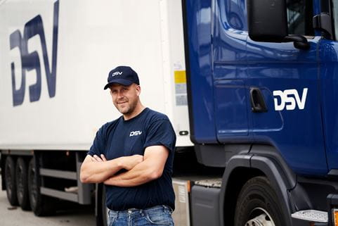 DSV Mitarbeiter vor einem DSV LKW EU Mobilitätspaket