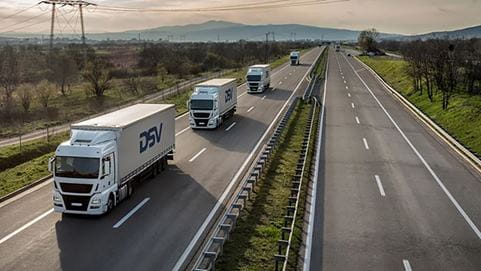 DSV Lkws auf Landstraße