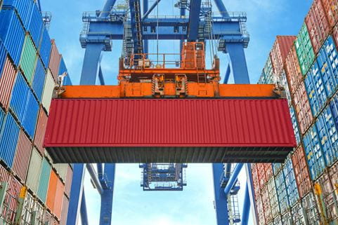 Container wird von Kran gehoben