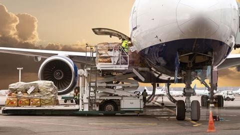 Flugzeug wird beladen