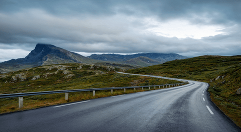 vei i norsk landskap
