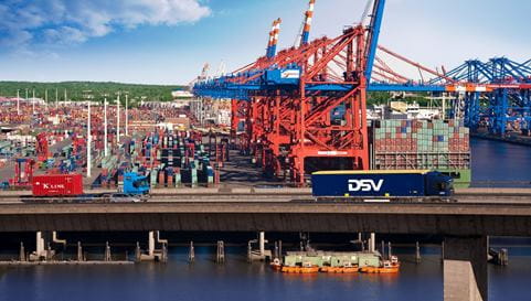 DSV trailer som kjørter fordi en stor havn