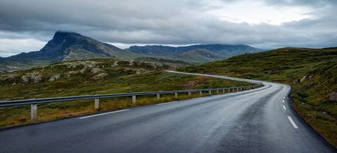 Väg i bergigt landskap