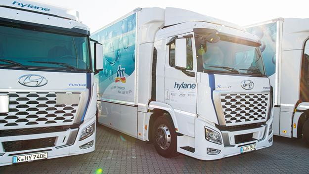 H-Lkw auf einem Parkplatz