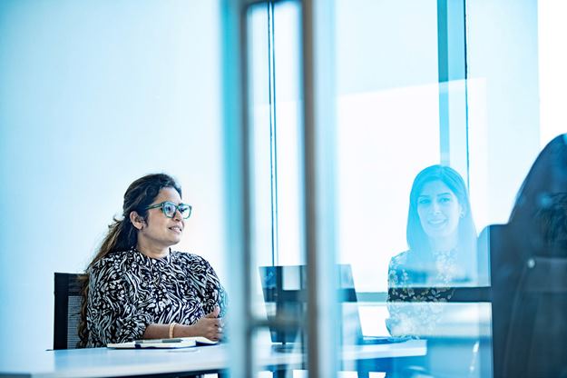 Frau in einem Besprechungsraum