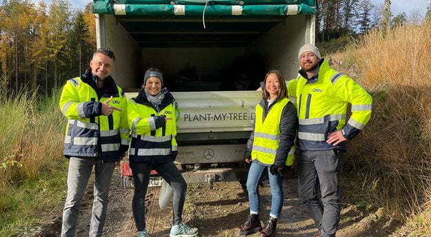 Menschen vor einem Lkw