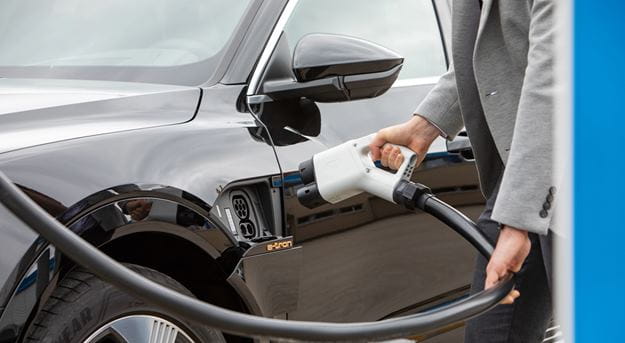 Person betankt E-Auto