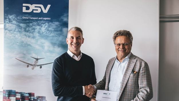 Vertrag zwischen DSV und SV Salamander ist unterschrieben - die Verantwortlichen schütteln sich die Hände.