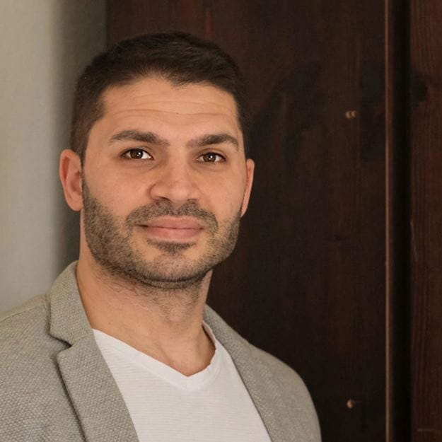 Portrait eines dunkelhaarigen Mannes