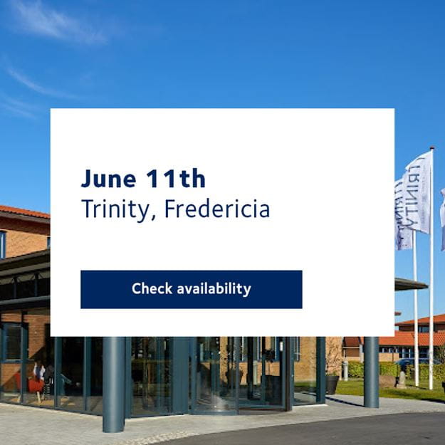 Fredericia Trinity indgang med en tekstboks over