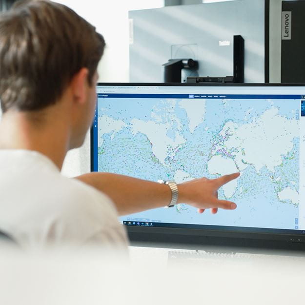 Speditørelev viser noget på skærm