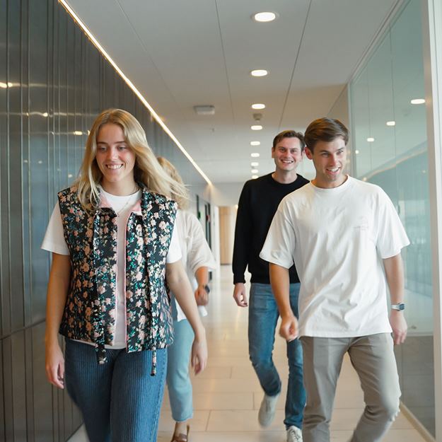 Speditørelever går sammen på kontor