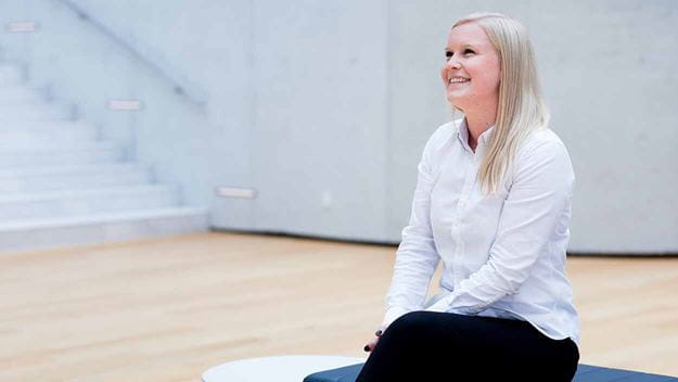 Ung kvindelig DSV-medarbejder i DSV-hovedkvarteret i Hedehusene