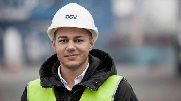 DSV-medarbejder en mand med hjelm og gul sikkerhedsjakke på havnen