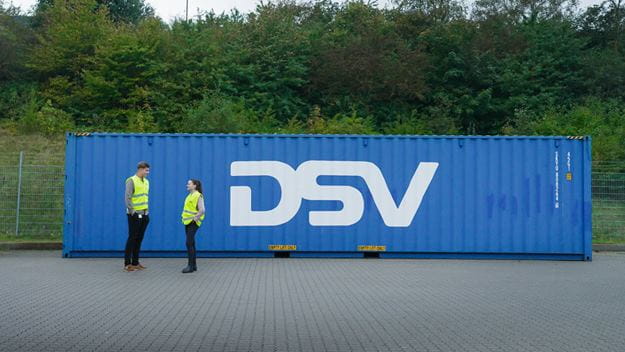Speditørelever foran en DSV container