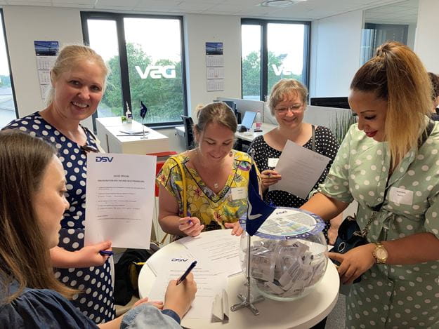 Groupe de personnes remplissant des formulaires