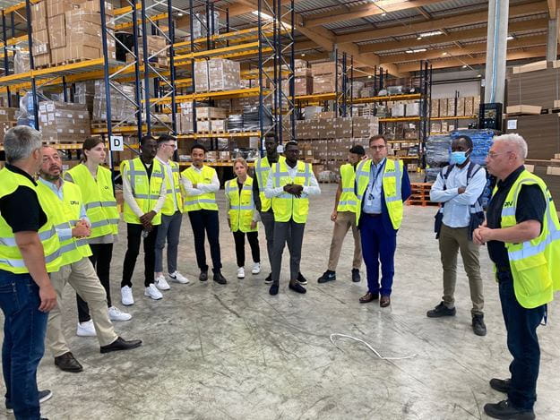 groupe de personnes dans un entrepôt avec gilets jaunes DSV