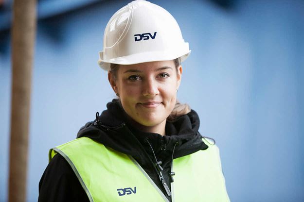pracownik dsv w kasku