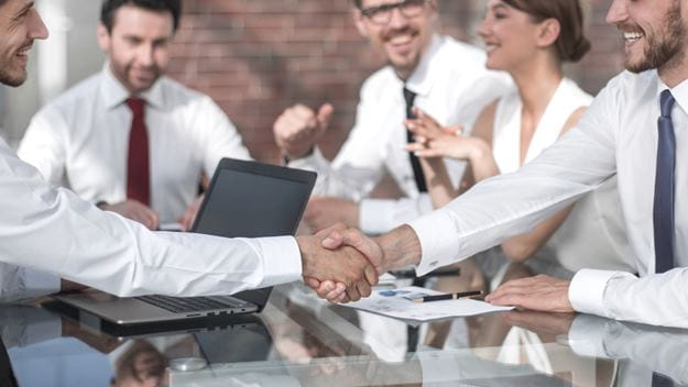 Empleados de DSV dándose la mano