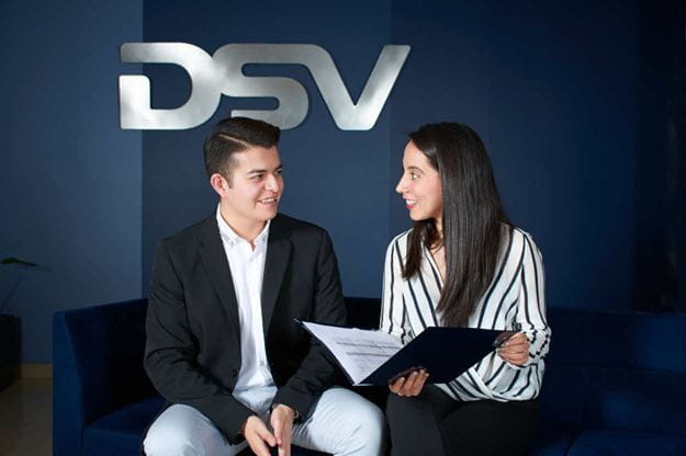 Kvindelig lagermedarbejder på DSV-lageret i Fontana USA
