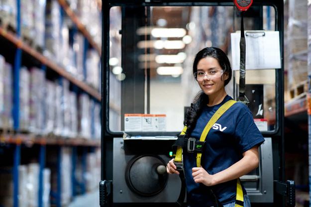 Employé d'entrepôt féminin dans l'entrepôt DSV à Fontana USA